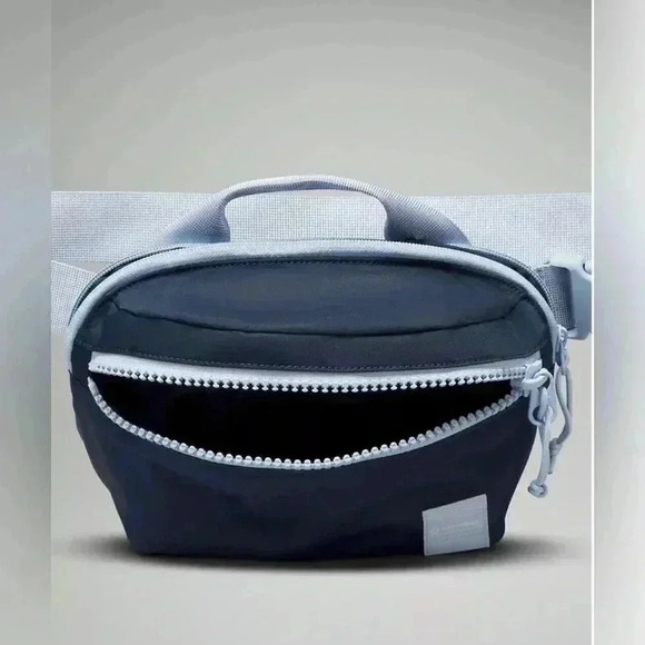 🍋 NWT Lululemon All Day Essentials Belt Bag 2.5L in True Navy/Blue Linen - Picture 5 of 5